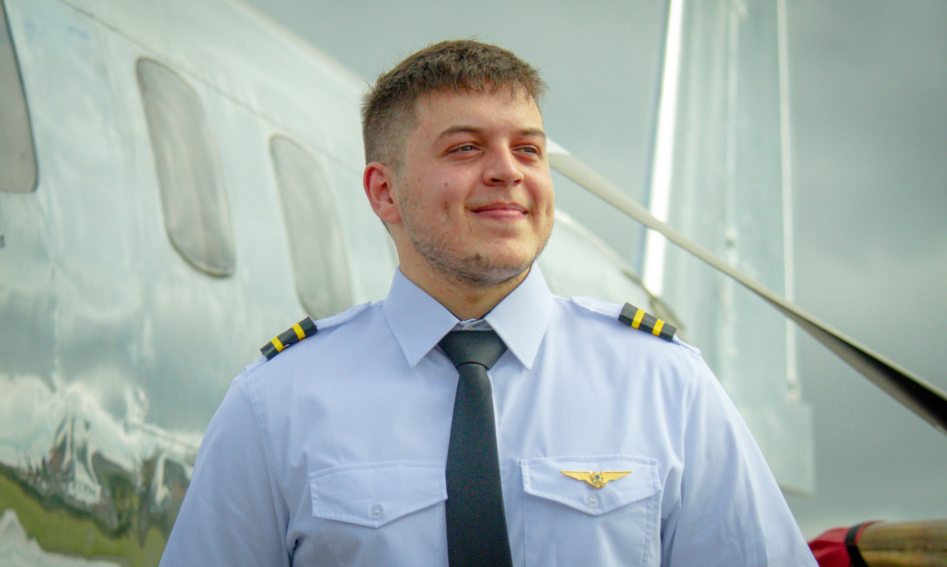 Lucas Desplanches sorrindo, de uniforme de piloto
